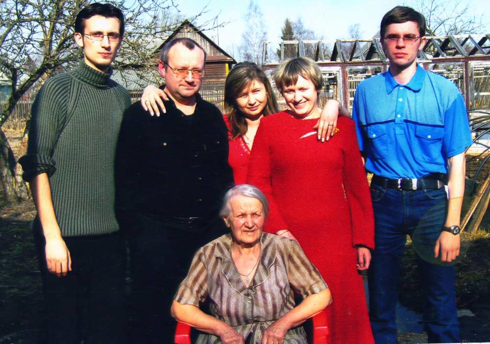 Сестра Героя Радянського Союзу Воронова О.І. з онуками
